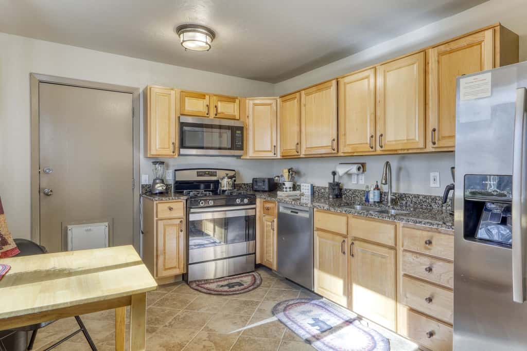 All-season, dog-friendly cabin with fireplace & deck - near Heavenly & beach