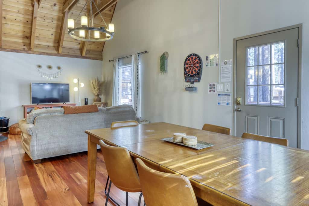 All-season, dog-friendly cabin with fireplace & deck - near Heavenly & beach