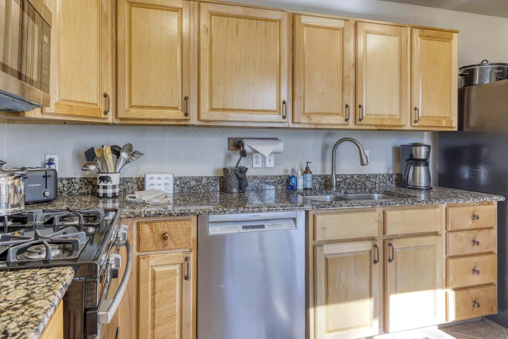 All-season, dog-friendly cabin with fireplace & deck - near Heavenly & beach