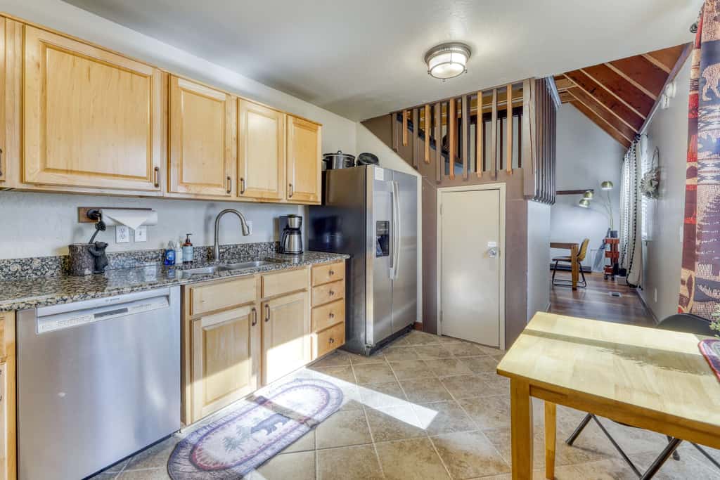 All-season, dog-friendly cabin with fireplace & deck - near Heavenly & beach