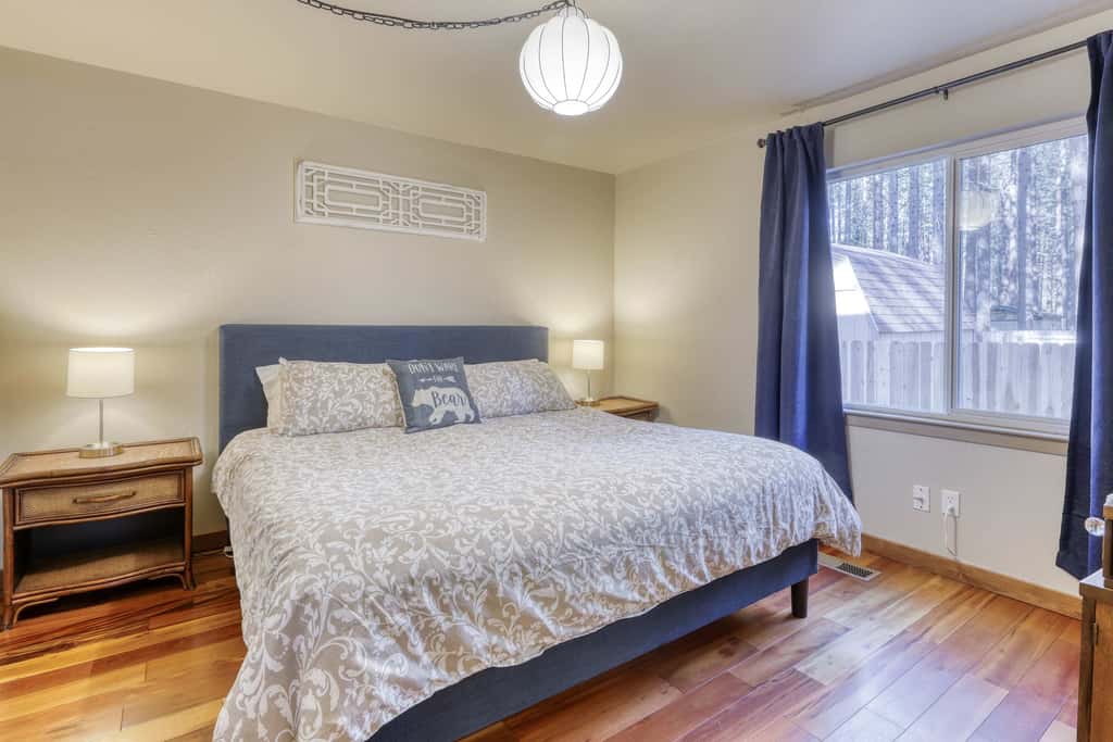 All-season, dog-friendly cabin with fireplace & deck - near Heavenly & beach