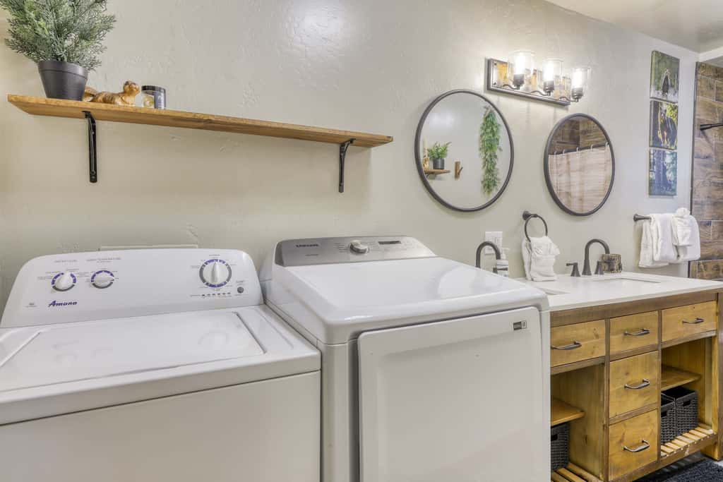 All-season, dog-friendly cabin with fireplace & deck - near Heavenly & beach