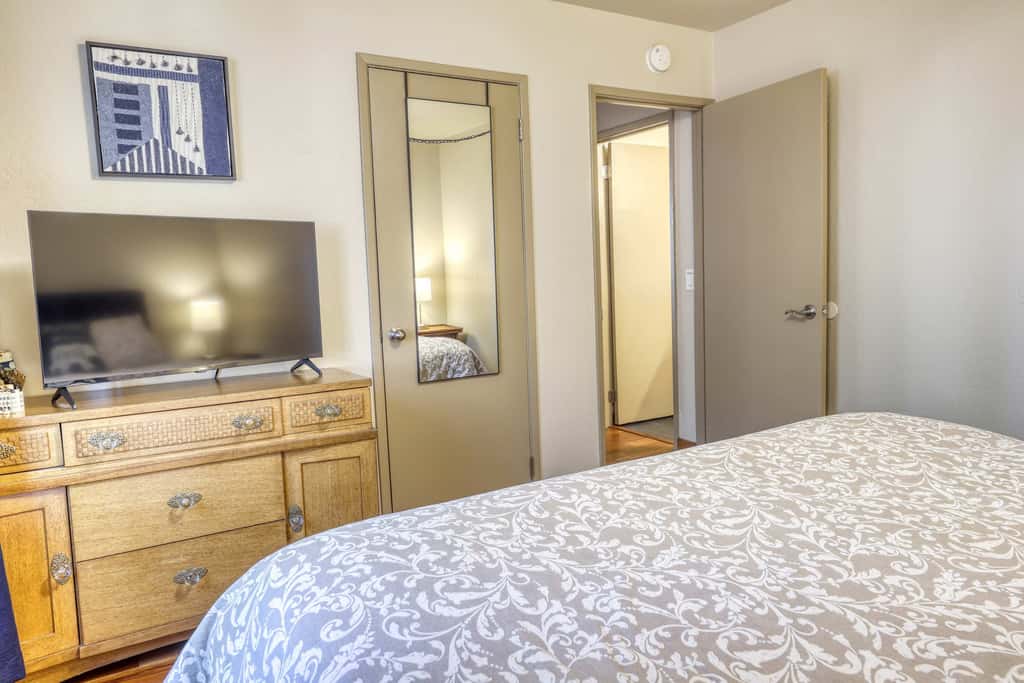 All-season, dog-friendly cabin with fireplace & deck - near Heavenly & beach