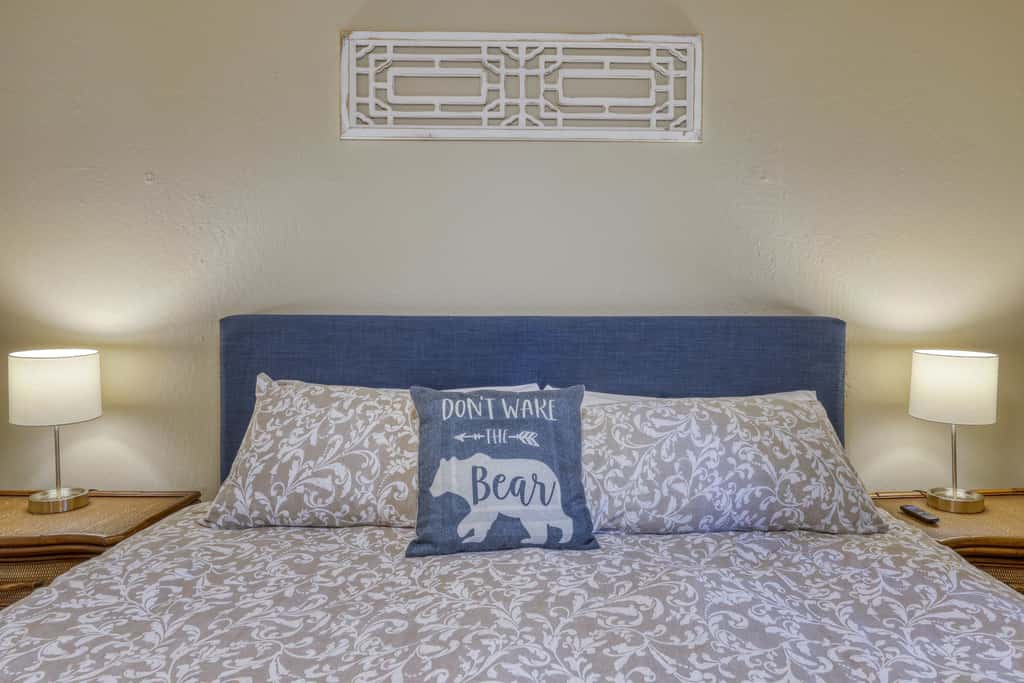 All-season, dog-friendly cabin with fireplace & deck - near Heavenly & beach