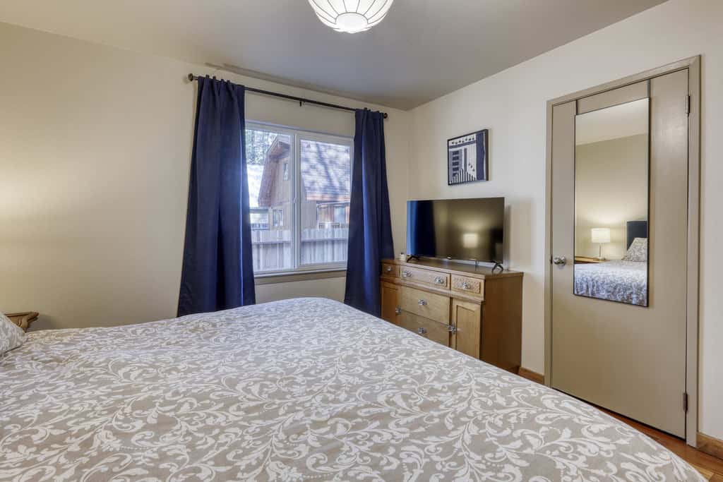 All-season, dog-friendly cabin with fireplace & deck - near Heavenly & beach
