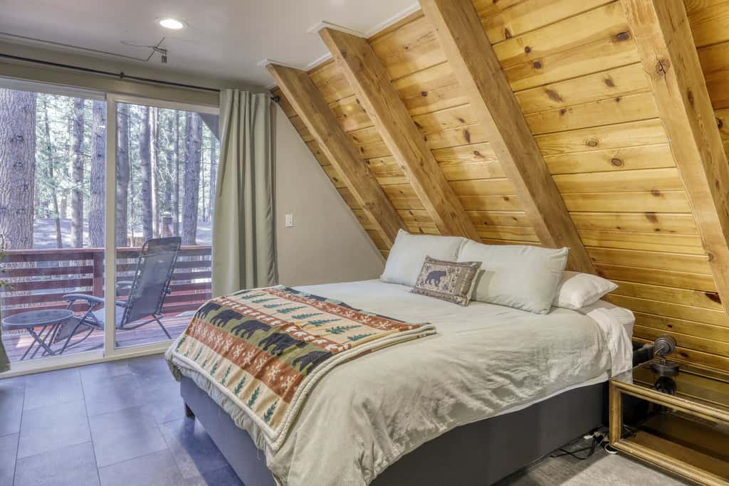 All-season, dog-friendly cabin with fireplace & deck - near Heavenly & beach