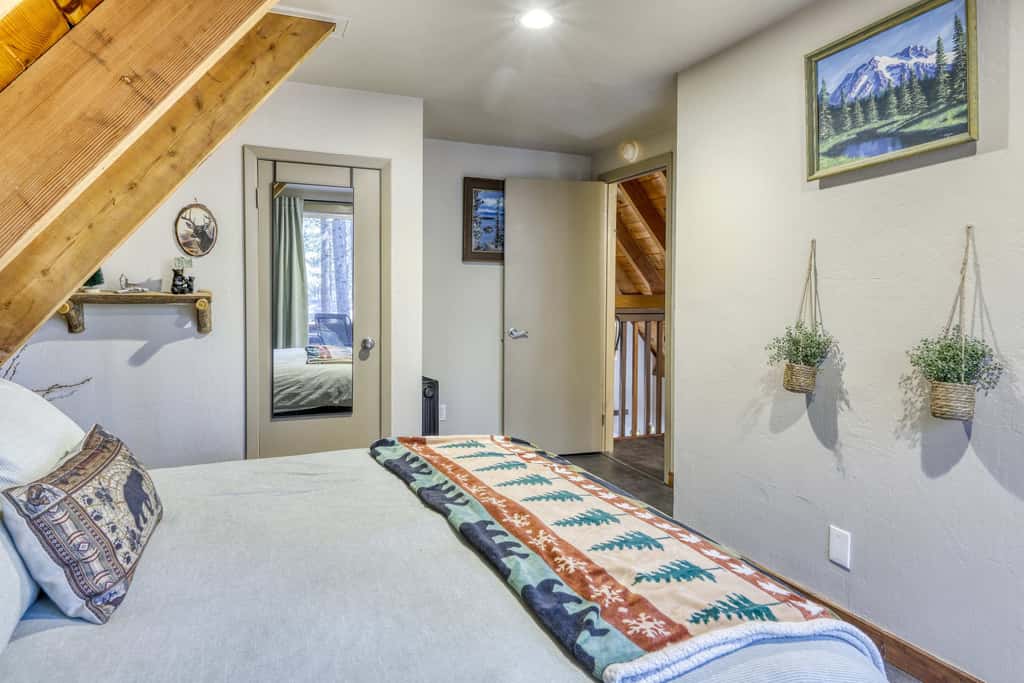 All-season, dog-friendly cabin with fireplace & deck - near Heavenly & beach
