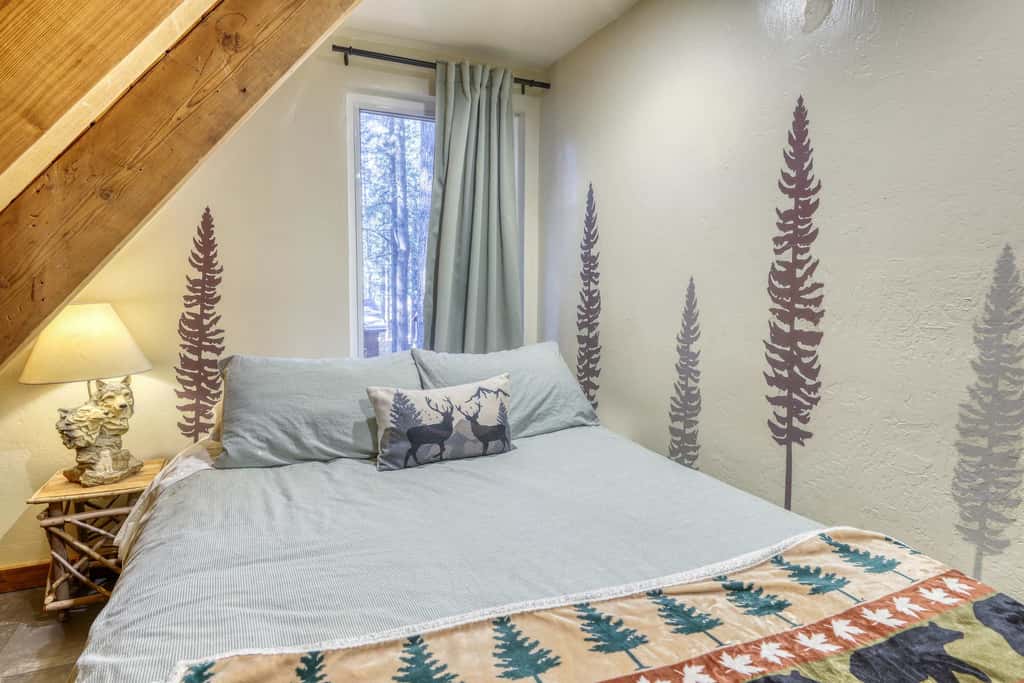 All-season, dog-friendly cabin with fireplace & deck - near Heavenly & beach