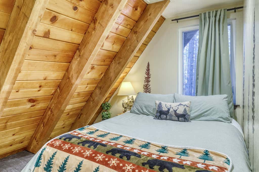 All-season, dog-friendly cabin with fireplace & deck - near Heavenly & beach