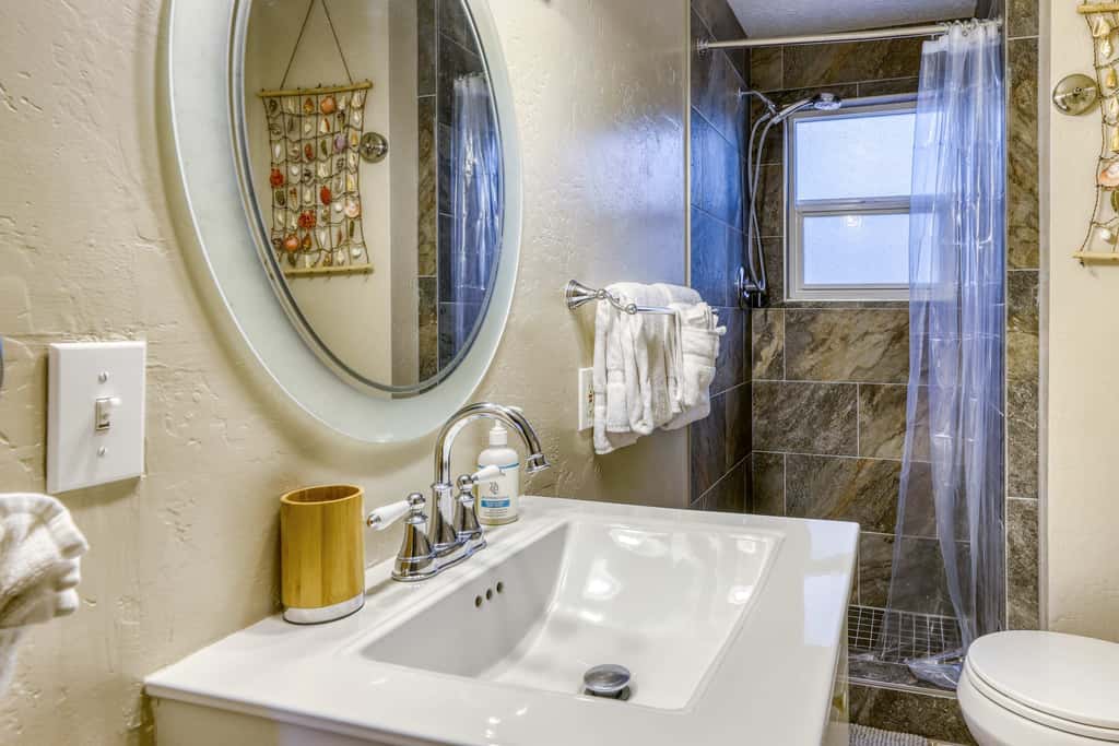 All-season, dog-friendly cabin with fireplace & deck - near Heavenly & beach