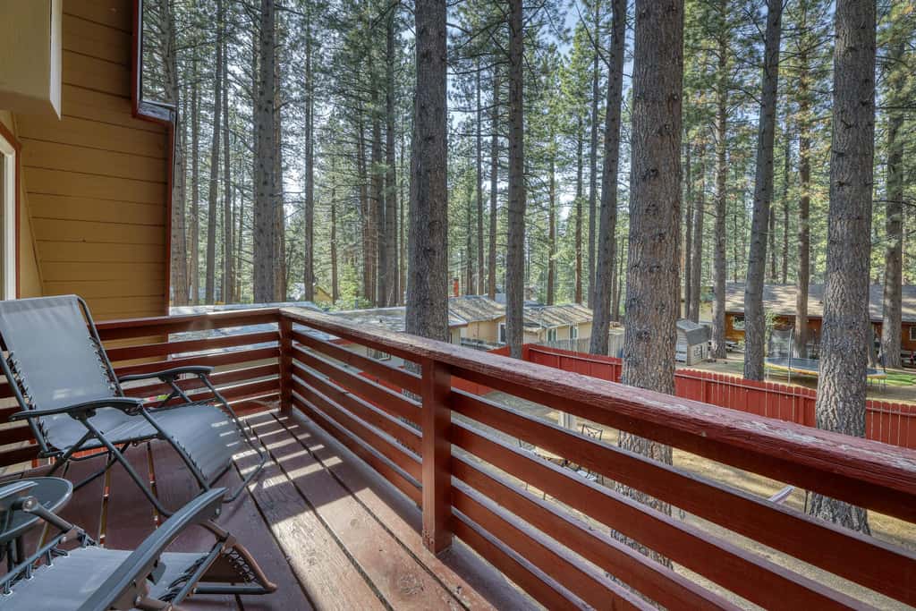 All-season, dog-friendly cabin with fireplace & deck - near Heavenly & beach