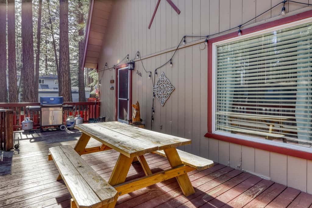All-season, dog-friendly cabin with fireplace & deck - near Heavenly & beach