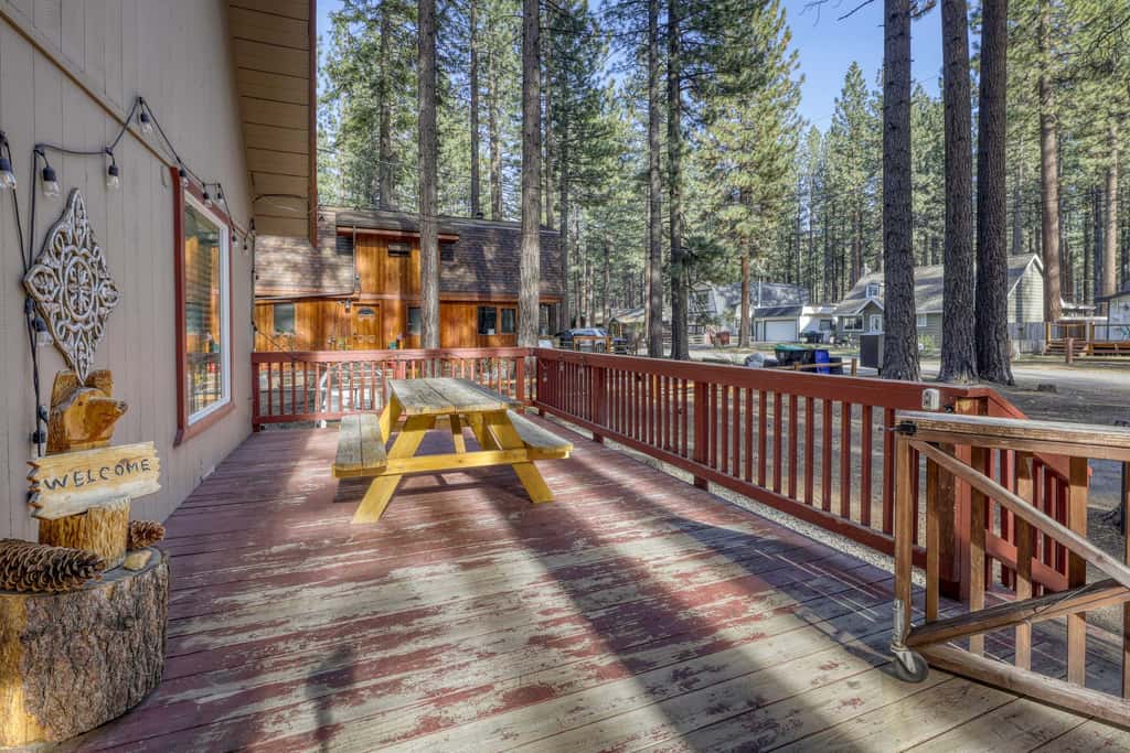 All-season, dog-friendly cabin with fireplace & deck - near Heavenly & beach