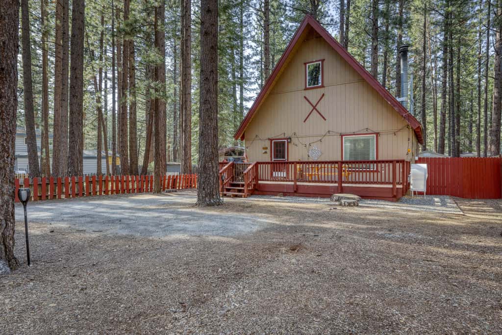 All-season, dog-friendly cabin with fireplace & deck - near Heavenly & beach