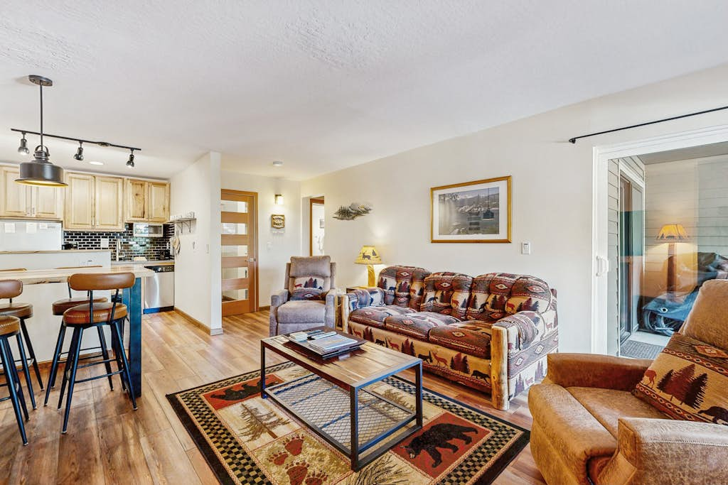 Stylish Condo - Private Beach Access, Shared Hot Tub, Pools, Marina & Firepit