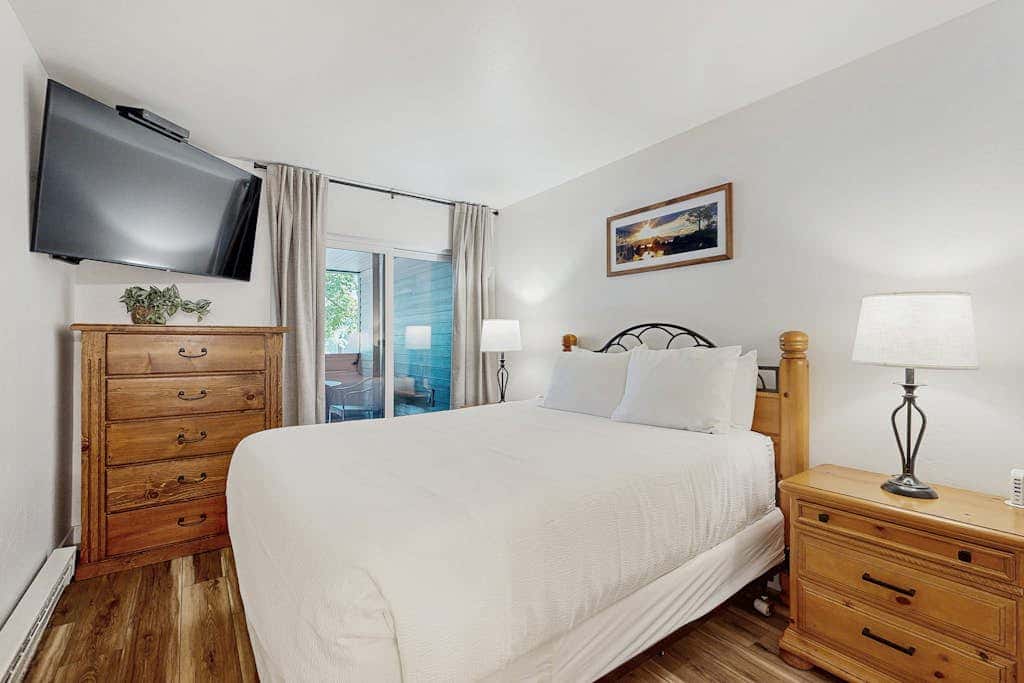Stunning Newly Renovated Condo - Walk to Beach, Pool & Heavenly Ski Resort