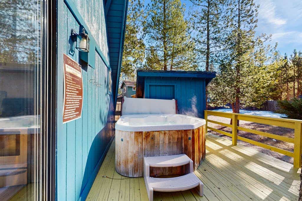 🌲 Relax, recharge, and explore from this family-friendly South Lake Tahoe escape featuring a private hot tub, spacious fenced backyard, and easy access to skiing, hiking, and year-round adventure.