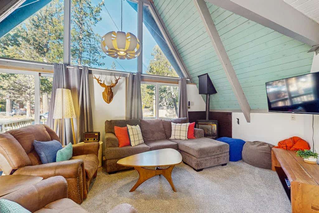 🌲 Relax, recharge, and explore from this family-friendly South Lake Tahoe escape featuring a private hot tub, spacious fenced backyard, and easy access to skiing, hiking, and year-round adventure.
