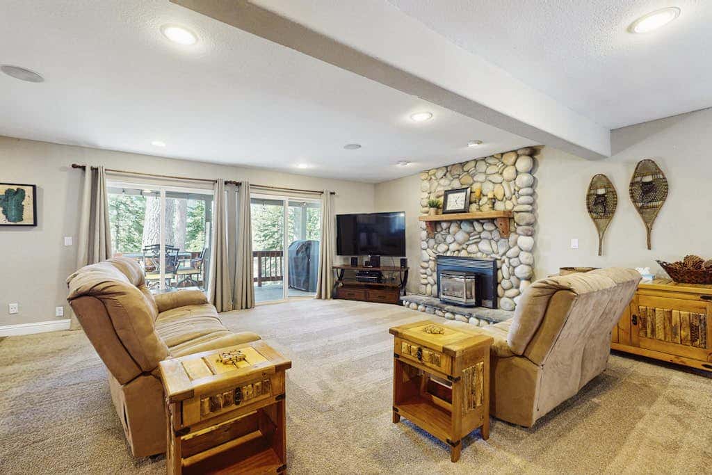 Spacious oasis with mountain views, 5 decks & foosball