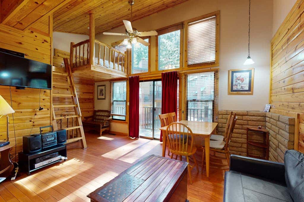 Remodeled condo close to Heavenly & marina - dog-friendly