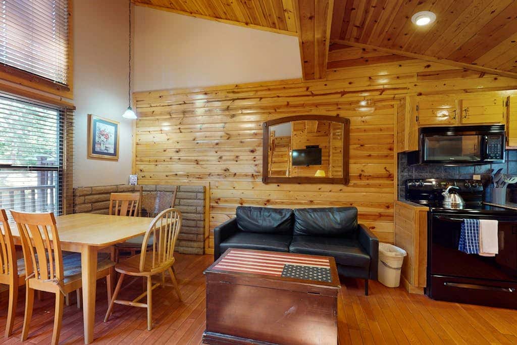 Remodeled condo close to Heavenly & marina - dog-friendly