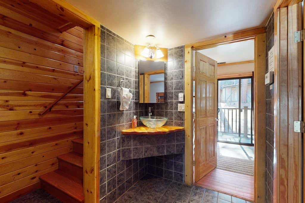 Remodeled condo close to Heavenly & marina - dog-friendly