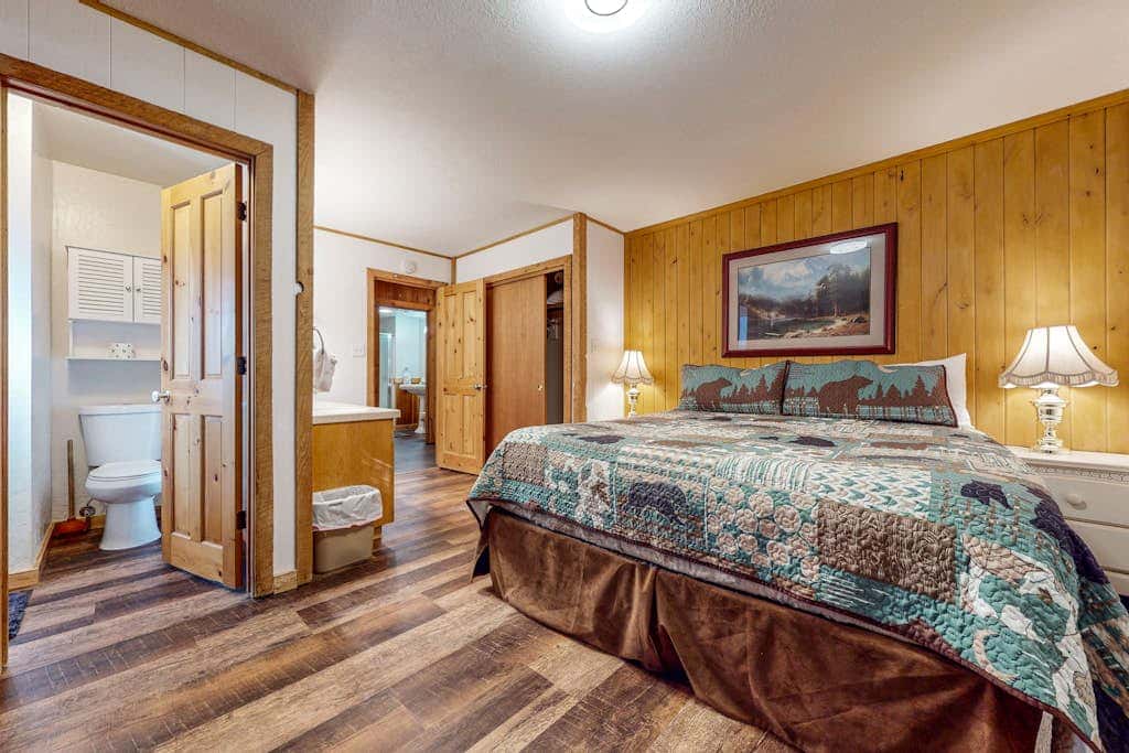 Classic Charm in South Lake Tahoe Views of the Heavenly Mountain Slopes
