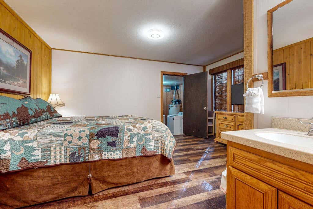 Classic Charm in South Lake Tahoe Views of the Heavenly Mountain Slopes