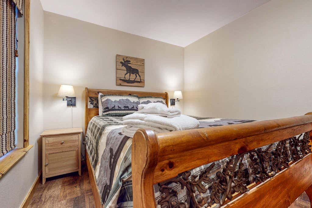 Classic Charm in South Lake Tahoe Views of the Heavenly Mountain Slopes