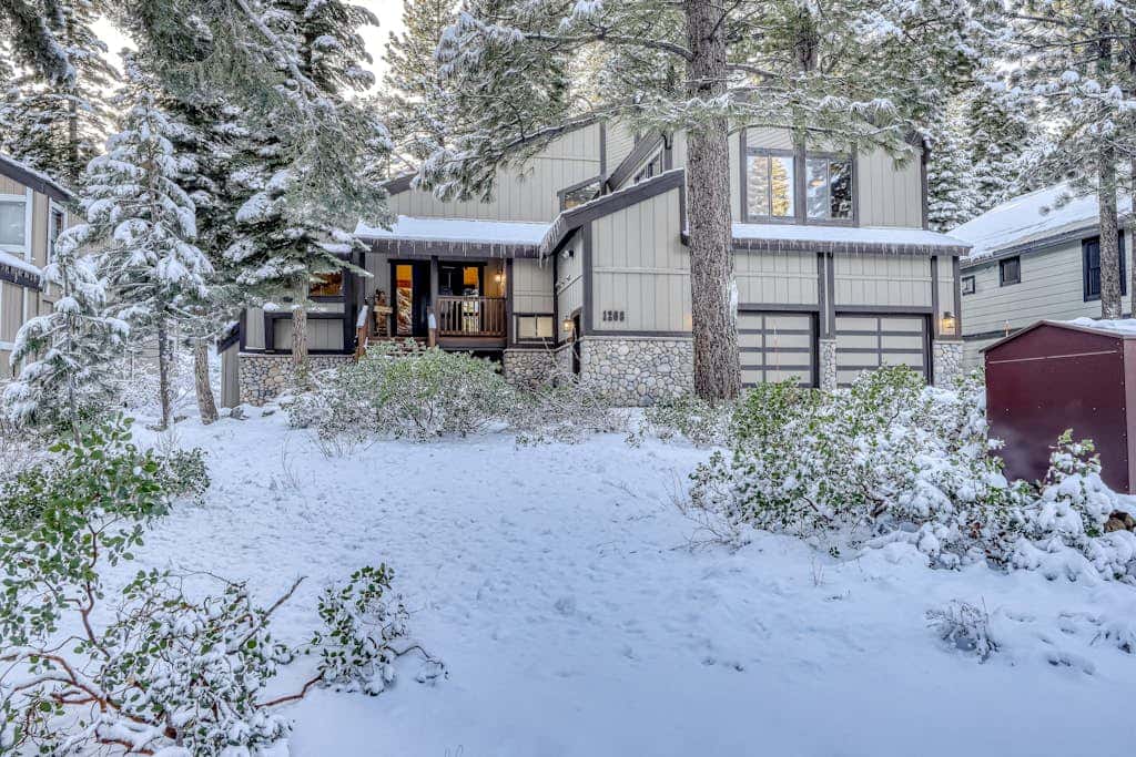 Magical mountain home with movie theater, 9-person hot tub & full kitchen