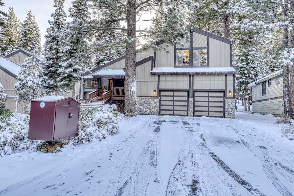 Magical mountain home with movie theater, 9-person hot tub & full kitchen