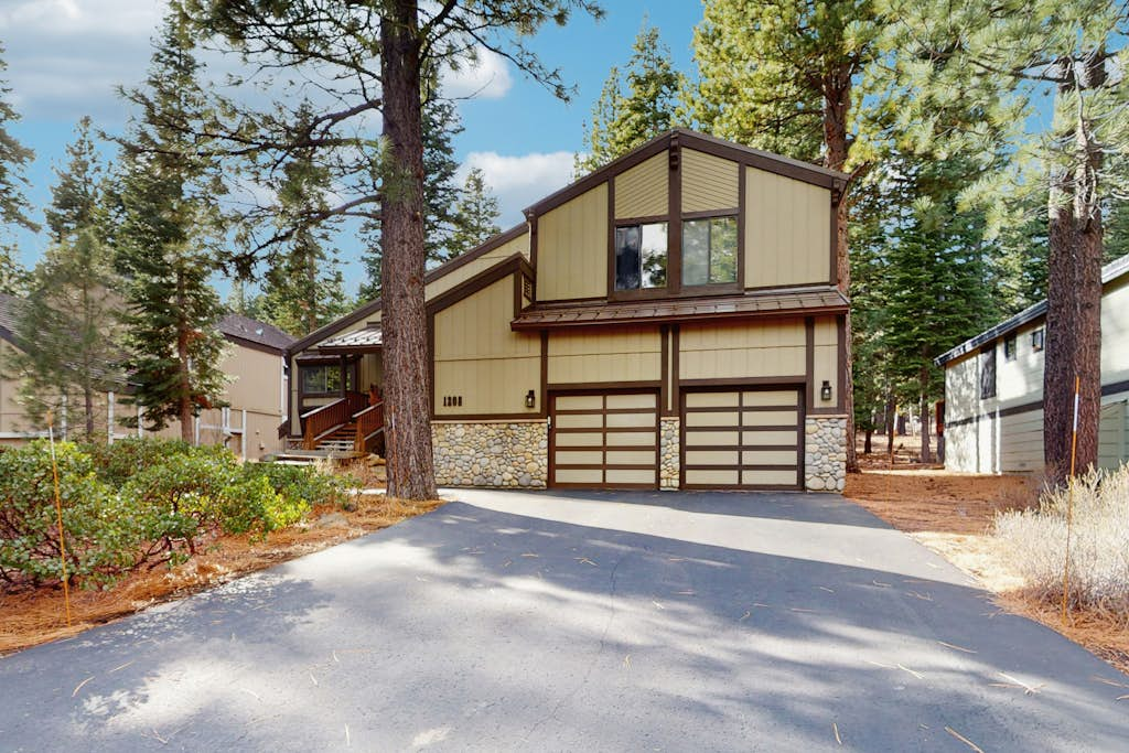 Magical mountain home with movie theater, 9-person hot tub & full kitchen