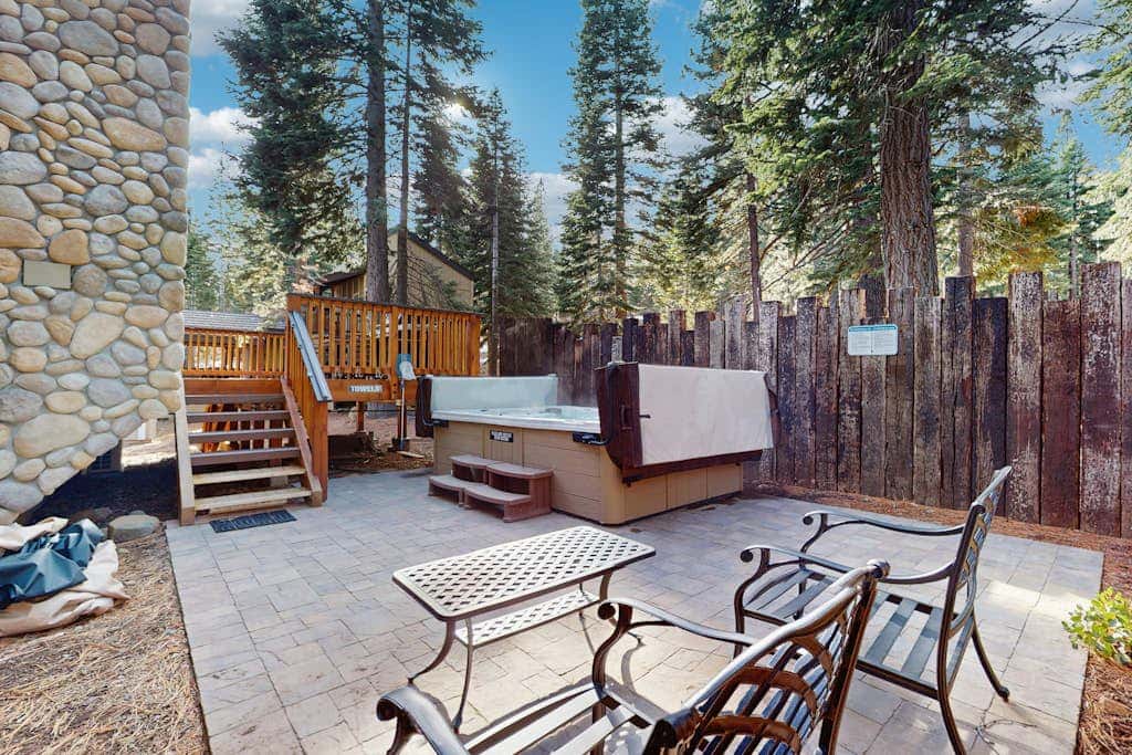 Magical mountain home with movie theater, 9-person hot tub & full kitchen