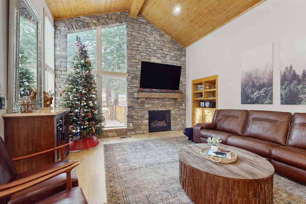 Magical mountain home with movie theater, 9-person hot tub & full kitchen