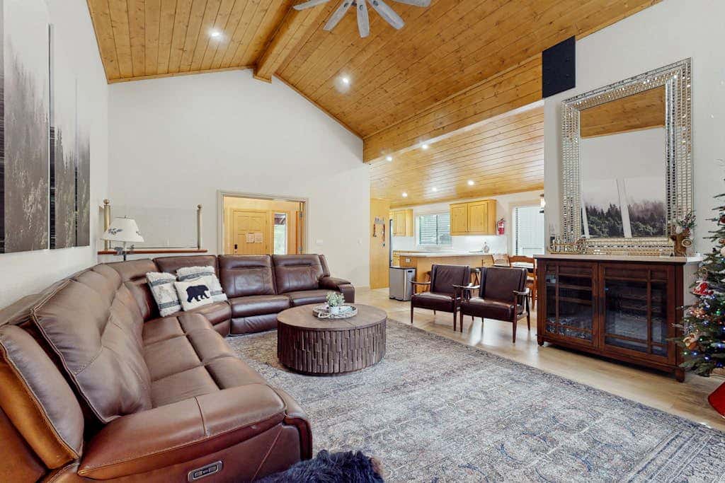 Magical mountain home with movie theater, 9-person hot tub & full kitchen