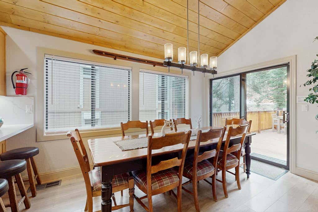 Magical mountain home with movie theater, 9-person hot tub & full kitchen