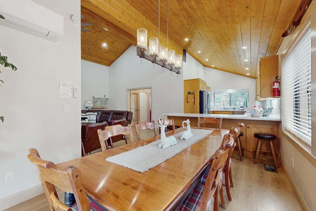 Magical mountain home with movie theater, 9-person hot tub & full kitchen