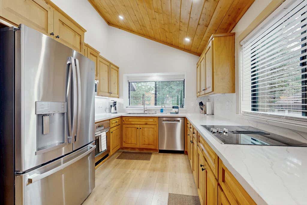 Magical mountain home with movie theater, 9-person hot tub & full kitchen