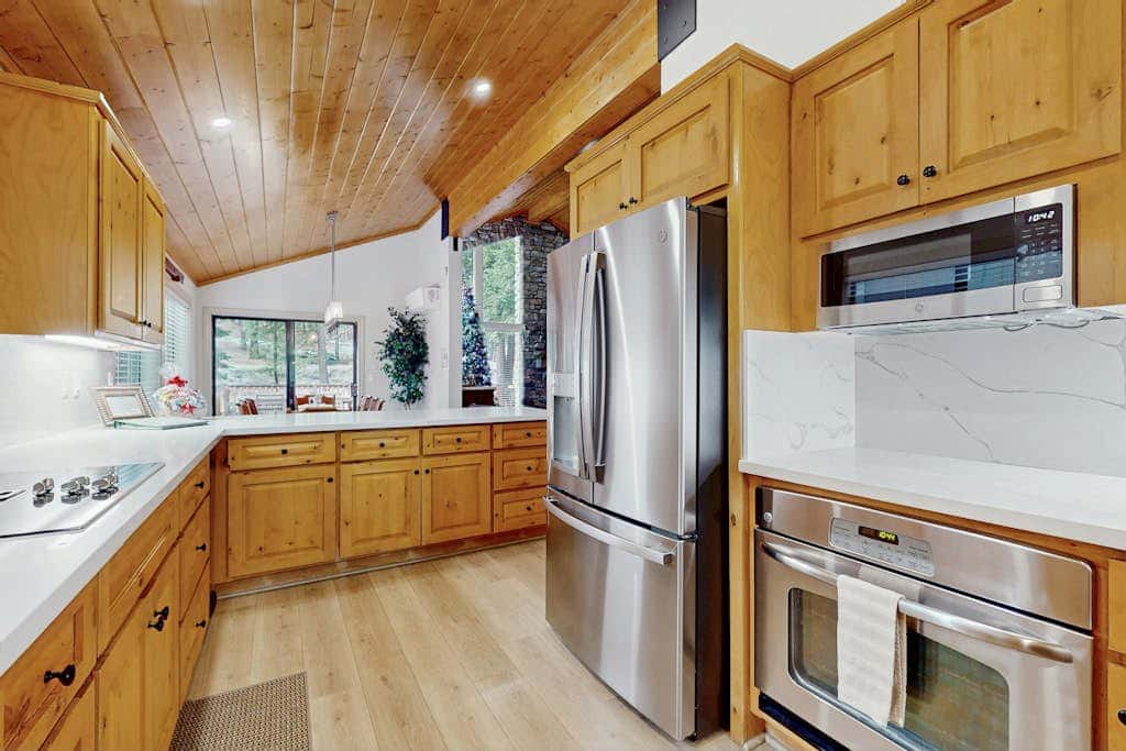 Magical mountain home with movie theater, 9-person hot tub & full kitchen