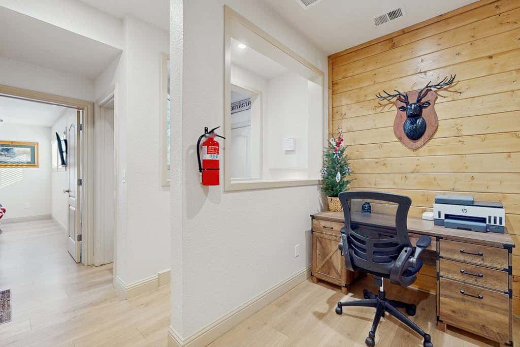 Magical mountain home with movie theater, 9-person hot tub & full kitchen