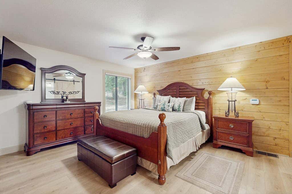 Magical mountain home with movie theater, 9-person hot tub & full kitchen