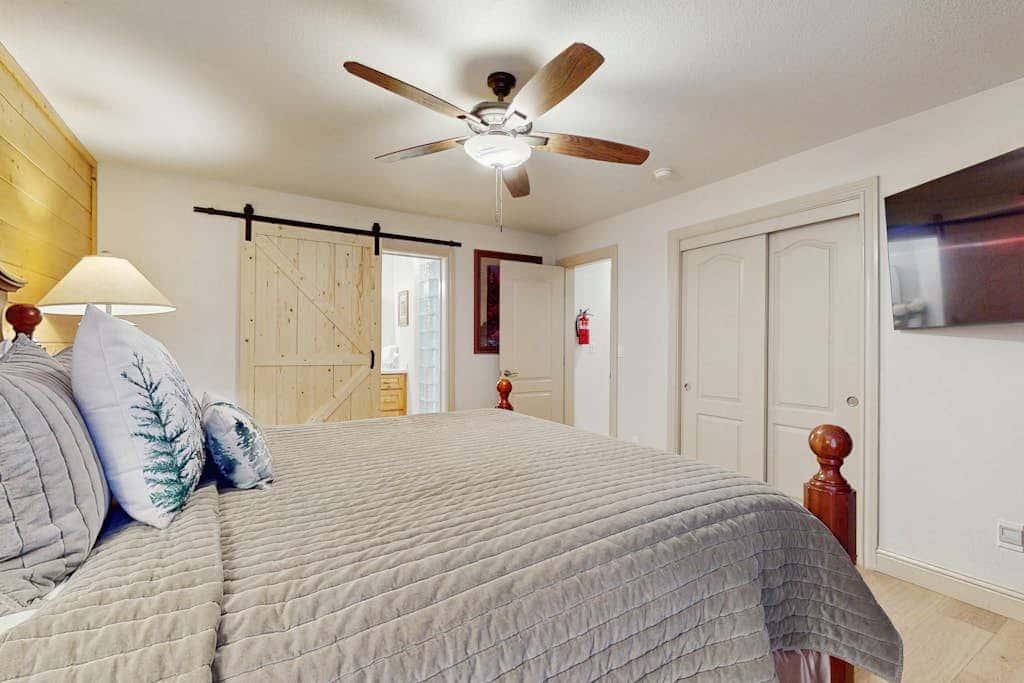 Magical mountain home with movie theater, 9-person hot tub & full kitchen