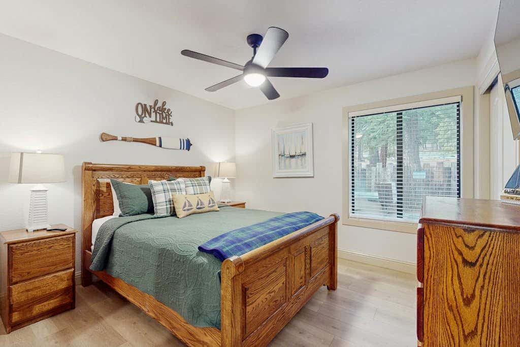 Magical mountain home with movie theater, 9-person hot tub & full kitchen