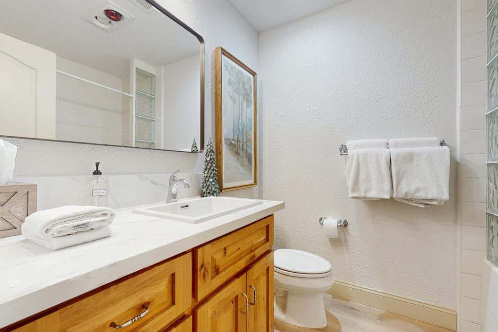 Magical mountain home with movie theater, 9-person hot tub & full kitchen