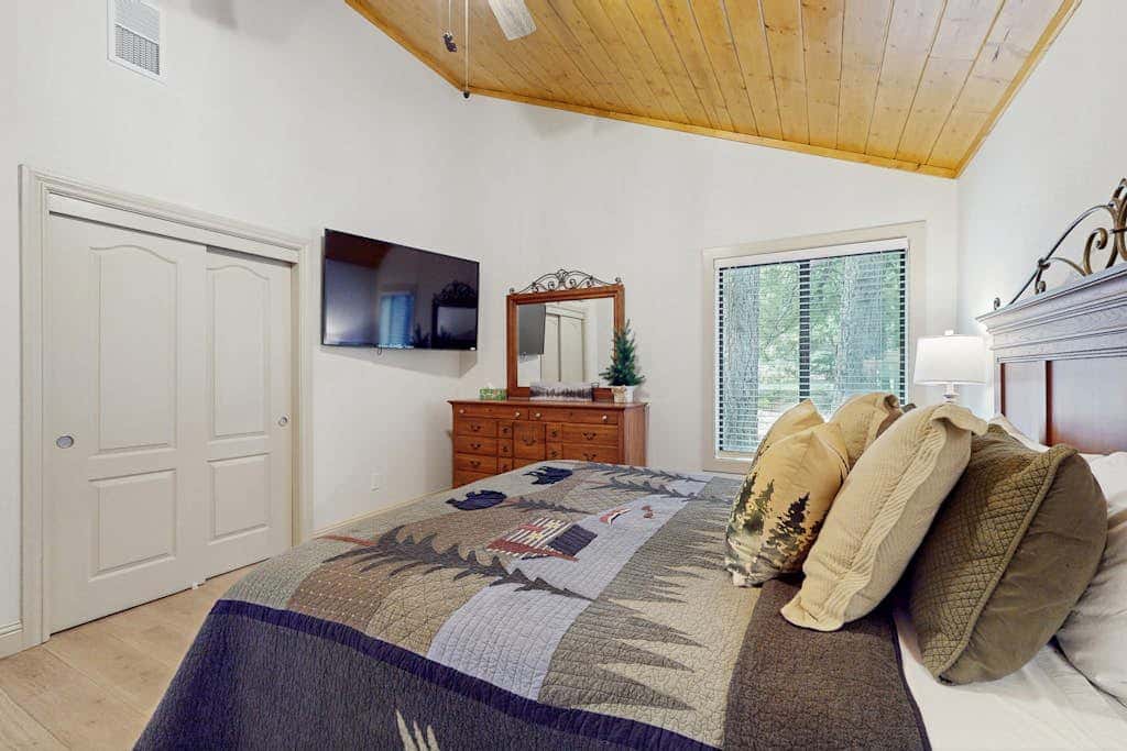 Magical mountain home with movie theater, 9-person hot tub & full kitchen