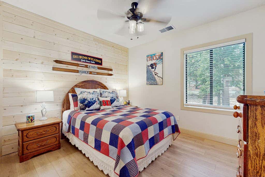 Magical mountain home with movie theater, 9-person hot tub & full kitchen