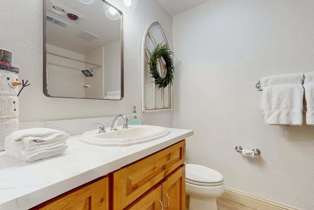 Magical mountain home with movie theater, 9-person hot tub & full kitchen