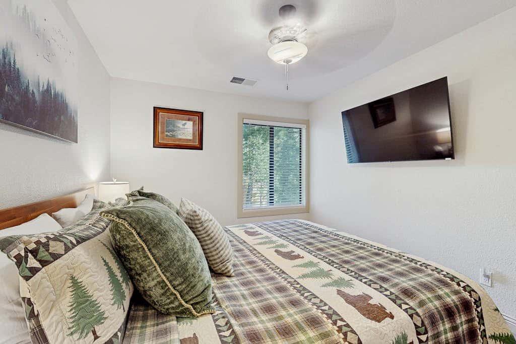 Magical mountain home with movie theater, 9-person hot tub & full kitchen