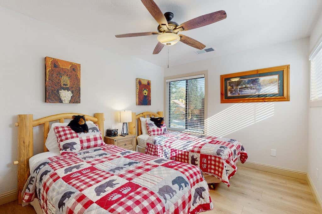 Magical mountain home with movie theater, 9-person hot tub & full kitchen