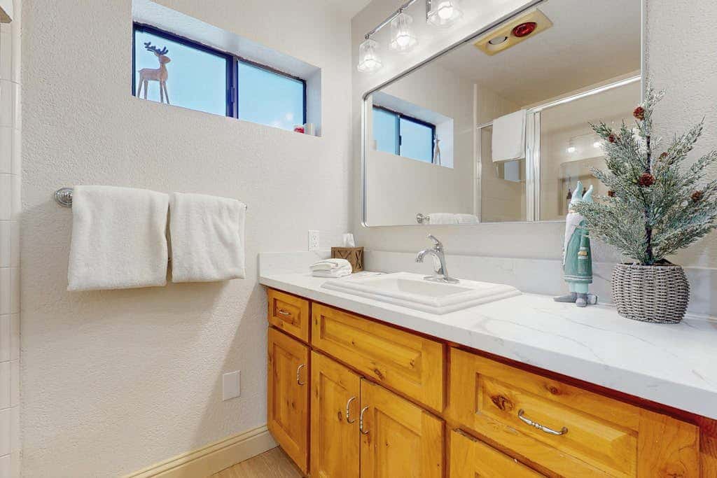 Magical mountain home with movie theater, 9-person hot tub & full kitchen